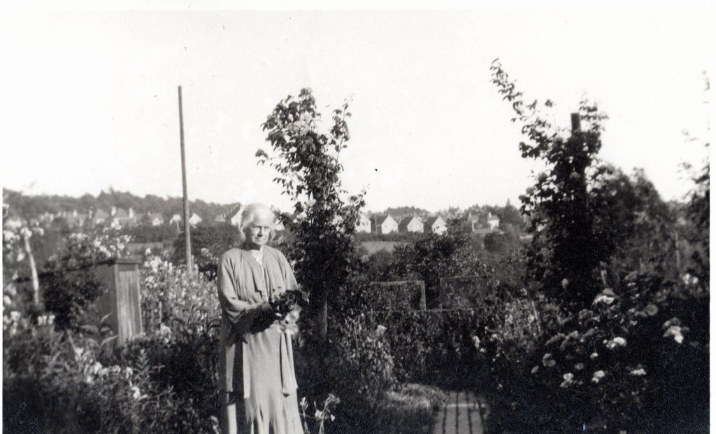 I4454 - Julia Maw in her garden at Inglenook Heathfield (Postcard)