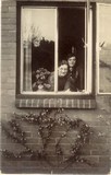 Black and white photograph showing staff at Maw's Nursery in Friarwood, Pontefract 1930-1940.jpg